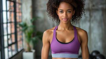 donna nel un' viola gli sport reggiseno superiore Lavorando su nel un' Palestra foto