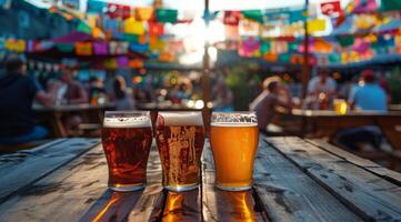 tre bicchieri di birra su di legno tavolo foto