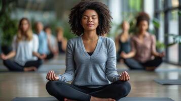 donna seduta nel yoga posizione con occhi chiuso foto