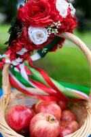 unico regalo di legno scatola con fiori e frutta isolato su nero sfondo. sinistra Visualizza foto