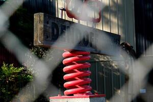 pilone e cavo restare tubi di porta mann ponte, bianca restare tubi, calcestruzzo colonna, industriale, metallo, blu cielo, bianca nuvole foto