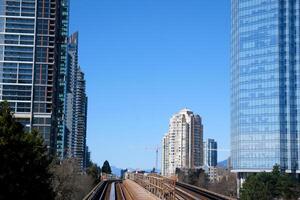 cielo treno strada a partire dal Surrey per vancouver passaggio treni grattacieli ufficio edifici scienza centro e altro stazioni a partire dal re Giorgio per lungomare vero vita nel un' grande città Britannico columbia 2023 foto