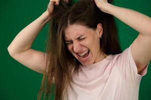 urlando giovane donna traino su capelli. foto