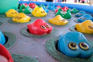 cloverdale rodeo nazione giusto ottenere indietro per nazione famiglia eventi Canada vancouver Surrey gioco pesca nel un divertimento parco, rane Aperto loro bocche provando per catturare un' colorato giocattolo, bambini foto