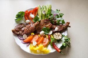 kebab grigliato carne spiedini, shish kebab con verdure su nero di legno sfondo. foto