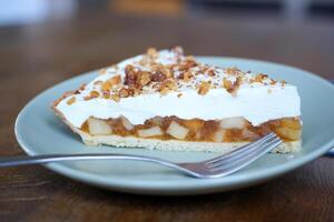 delizioso Mela Carlotta su pasta frolla Pasticcino con mascarpone formaggio e Noci su superiore, rompere il delicato strato con forchetta macro metraggio delizioso servendo di dolce piacere Paradiso Mela torta foto