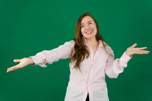 giovane medico donna indossare medico uniforme al di sopra di blu sfondo lieto allegro dimostrando copia spazio Guarda novità foto