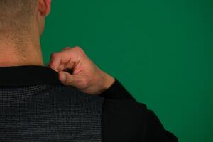 avvicinamento di un' dell'uomo mani raddrizzatura un' nero camicia, lui dà noi il sfondo di un' veste di un' classico completo da uomo, le spalle a partire dal diverso lati, impostato tre fotografie