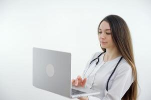 spalla Visualizza giovane donna consulenza con famiglia terapista medico generale professionista in linea attraverso chiamata su il computer portatile dopo sensazione primo virus malattia sintomi, medico assicurazione, covid19 esteso. foto