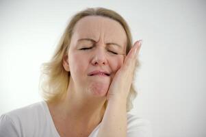 insopportabile mal di denti donna chiuso sua occhi mettere sua mano per sua sinistra guancia posto per testo andando per il medico fare non ritardo dentale trattamento corretto nutrizione voi bisogno per proteggere il tuo denti foto