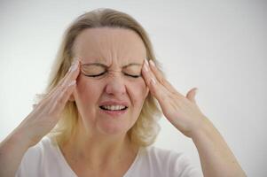 foto di anziano donna mani toccare testa dolore dolore soffrire malato emicrania malato isolato al di sopra di grigio colore sfondo