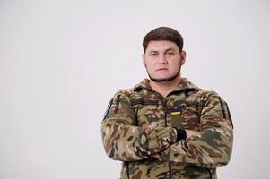 ucraino soldato indossare militare uniforme ucraino emblema e nazionale simbolo Sezione centrale di esercito soldato armato forze di Ucraina ucraino nel esercito. ucraino bandiera su militare uniforme foto