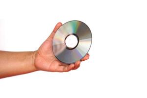 vicino su mano hold CD compatto disco, DVD, isolato su bianca sfondo. concetto, attrezzo, attrezzatura per impostare o installare programmi nel computer o musica, film per DVD giocatore. foto