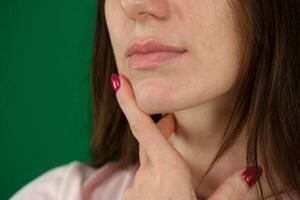 pensieroso attività commerciale donna ritratto al di sopra di un' verde sfondo foto