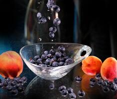 metraggio di lavaggio mirtilli con acqua nel progresso. Questo metraggio cattura il processi di lavaggio fresco mirtilli con acqua e preparazione loro per consumo. foto