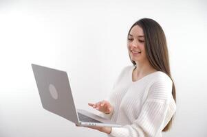 bandiera ragazza con il computer portatile nel cuffie comunica in linea conferenza con amici agitando un' lotto di spazio per testo anno Domini gadget in linea corsi Internet sociale reti ragnatela studio donna bellissimo denti foto