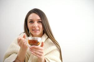 bellissimo giovane donna con tazza di tè indossare un' maglione foto