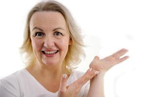 donna anno Domini punti per vuoto spazio per copia bianca sfondo puntamento per copia spazio e guardare a telecamera con Sorridi su sua viso e contento foto