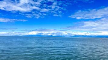 vuoto per pubblicità viaggio su crociera fodere su Barche o yachts meravigliosamente visibile acqua blu orizzonte chiaro cielo e calma mare su il Pacifico oceano o lago Canada per vancouver isola traghetto foto