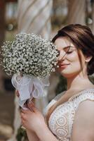 un' donna è Tenere un' mazzo di bianca fiori e sorridente foto