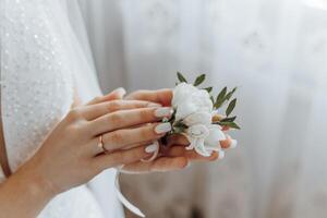 un' donna Tenere un' fiore nel sua mano foto