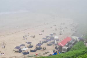 nebbioso spiaggia con ombrelli e cibo camion foto