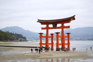 miyajima isola, Giappone - dicembre 5, 2023 - rosso gigante mille dollari otorii cancello durante inverno Hiroshima città Hiroshima prefettura Giappone foto