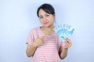 ritratto di un' giovane asiatico donna Tenere denaro contante i soldi fatture sorridente su bianca sfondo foto
