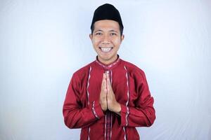 sorridente espressione asiatico musulmano uomo saluto Ramadan e eid al Fitr celebrazione su bianca sfondo foto