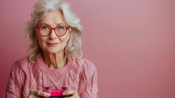 donna indossare bicchieri e rosa maglione foto