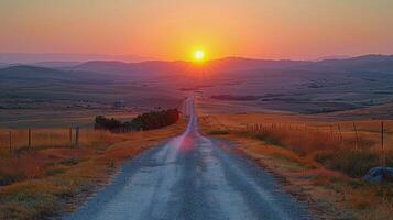 strada sterrata al tramonto foto