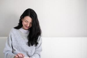 allegro mezzo anziano donna con Telefono, è sorridente, il epitome di gioia nel il digitale età, scoperta umorismo nel tecnologia, e apprendimento nel mezza età. foto