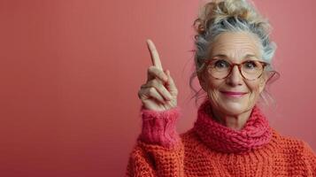 più vecchio donna nel rosa maglione fabbricazione pace cartello foto