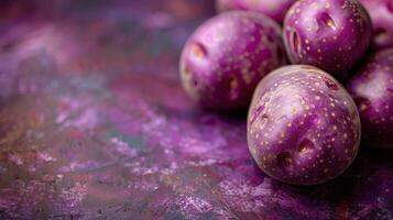 mucchio di viola patate su tavolo foto