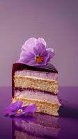 fetta di torta con un' viola fiore foto