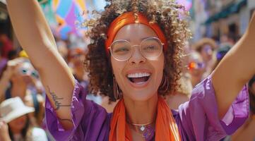 sorridente donna con bicchieri a un' musica Festival foto