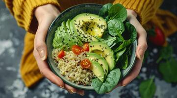 donna Tenere ciotola di quinoa, avocado, e spinaci insalata foto