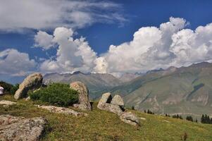 avventura viaggio per Kyrgyzstan montagne. escursioni a piedi sentiero, valle pavimento. montagna turismo. torreggiante scogliere, enorme massi. alpino scenario. all'aperto esplorazione, trekking, campeggio. solitudine, ricreazione. foto