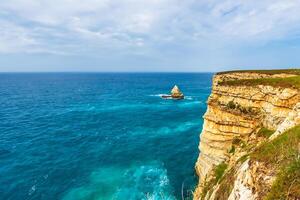 maestoso paesaggi marini e il grandezza di bellissimo scogliere, cattura della natura magnificenza nel mozzafiato costiero visualizzazioni e ispirando soggezione nel ogni telaio foto