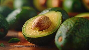 avocado metà con mordere prese su foto