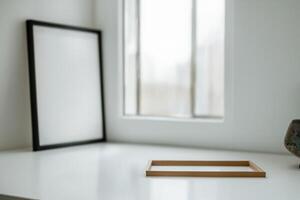 naturale modello foto carta su di legno tavolo per un' realistico e autentico presentazione, Perfetto per in mostra disegni con un' naturale sentire