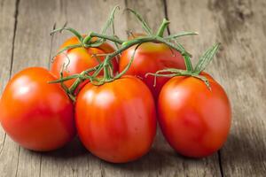 bellissimo fresco pomodoro su di legno sfondo un' vivace Schermo di della natura generosità, valorizzare culinario delizie con ricco gusto e sano bontà foto