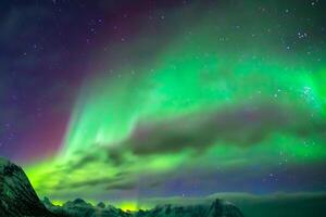 bellissimo aurora della natura abbagliante leggero mostrare vernici il notte cielo con magnifico colori, avvincente spettatori In tutto il mondo nel soggezione foto