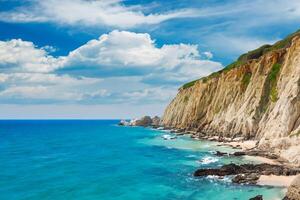 maestoso paesaggi marini e il grandezza di bellissimo scogliere, cattura della natura magnificenza nel mozzafiato costiero visualizzazioni e ispirando soggezione nel ogni telaio foto