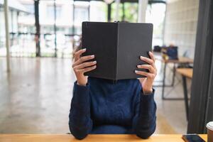 il giovane donna tenuto un' Bibbia nel sua mano e provato per imparare e capire Dio insegnamenti a partire dal il Bibbia lei tenuto. concetti di credenza e il energia di fede nel Dio e insegnamenti a partire dal il Bibbia. foto