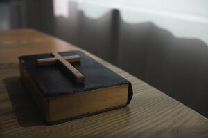 attraversare è posto su il Bibbia dopo preghiera per Dio, quale è religioso rituale di cristianesimo e credenza nel il insegnamenti di Dio. concetto di preghiere per Dio con il insegnamenti di il Bibbia e attraversare. foto