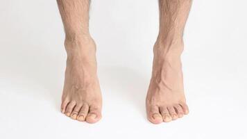 adulto uomo piede visto a partire dal il interno caviglia, in piedi su in punta di piedi, sinistra piede con spazio per testo, bianca sfondo, pieno piede foto