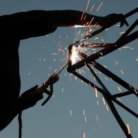 un' molto piccolo pezzo di fuoco quello mosche su a partire dal qualcosa quello è bruciando, o uno quello è fatto di sfregamento Due difficile cose insieme, o un' veloce di leggero fatto di elettricità. foto