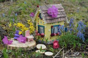 carino Fata Bambola Casa con primavera fiori al di fuori nel il giardino. bello miniatura per saluto carte, nozze o compleanno concetto, vero proprietà, ridimensionamento, casa Proprietà foto