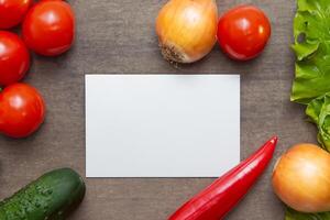 bellissimo modello carta con verdure sfondo un' fresco e vivace Schermo di colorato produrre, ideale per promozione salutare mangiare e fresco di fattoria cucina foto